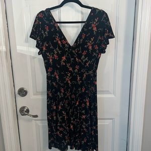 Floral v-neck wrap dress. Polyester spandex. Size medium.